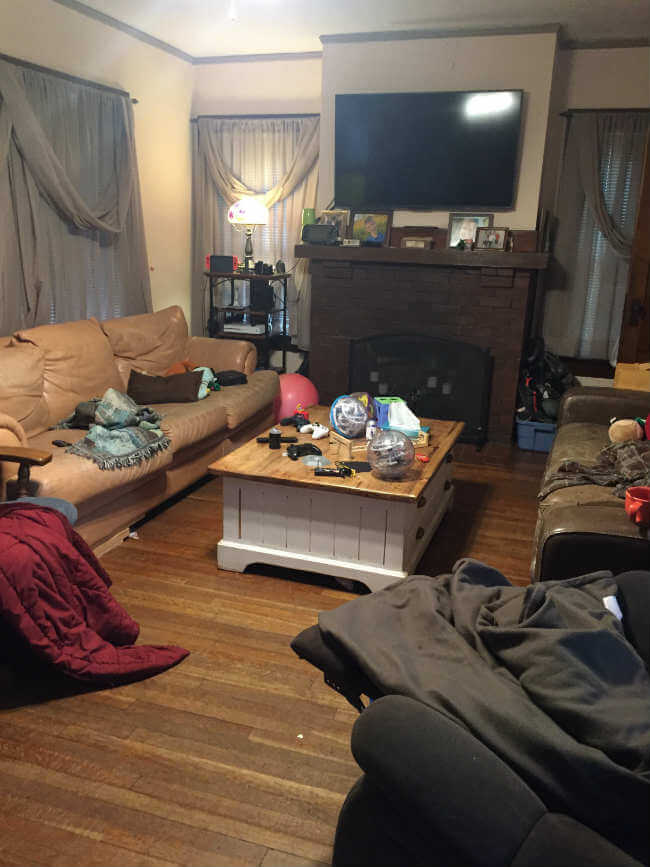 Cluttered living room before AI staging